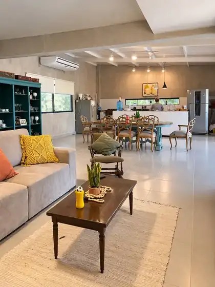 Contemporary five-suite house 4