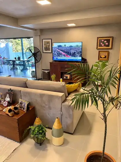 Contemporary five-suite house 8