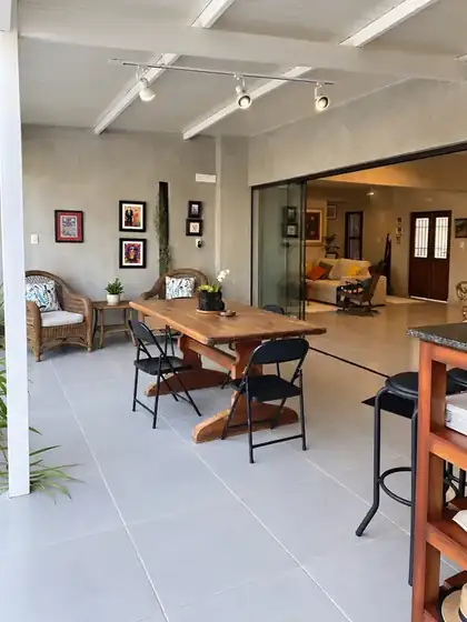 Contemporary five-suite house 9