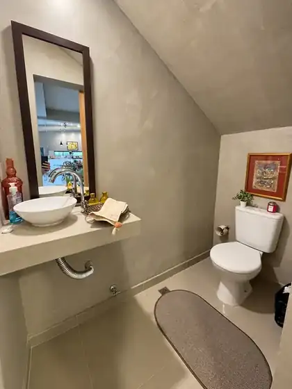 Contemporary five-suite house 12